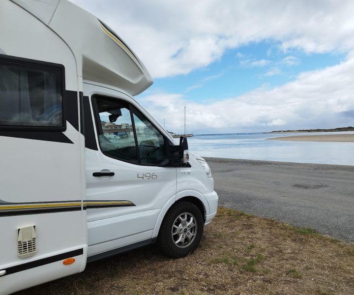 vista lateral autocaravana en la playa