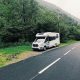 autocaravana aparcada en una carretera con vegetacion