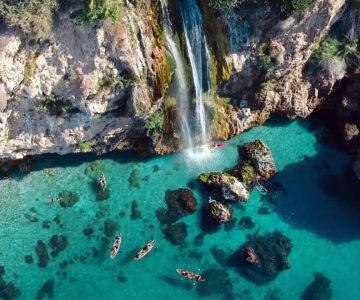 Cascada en los acantilados de Maro