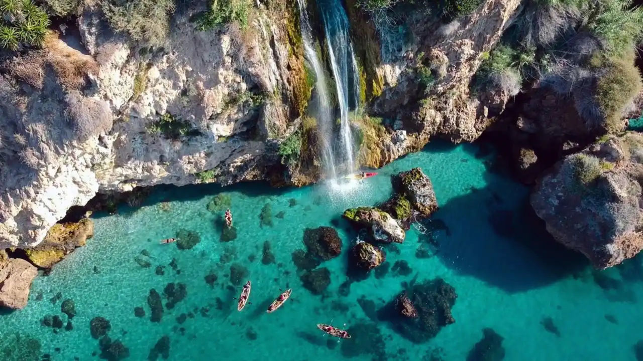 Cascada en los acantilados de Maro