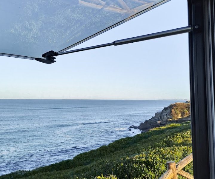 vistas al mar desde la ventana de autocaravana