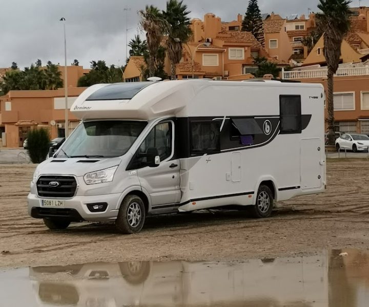 bonito reflejo de autocaravana en el agua