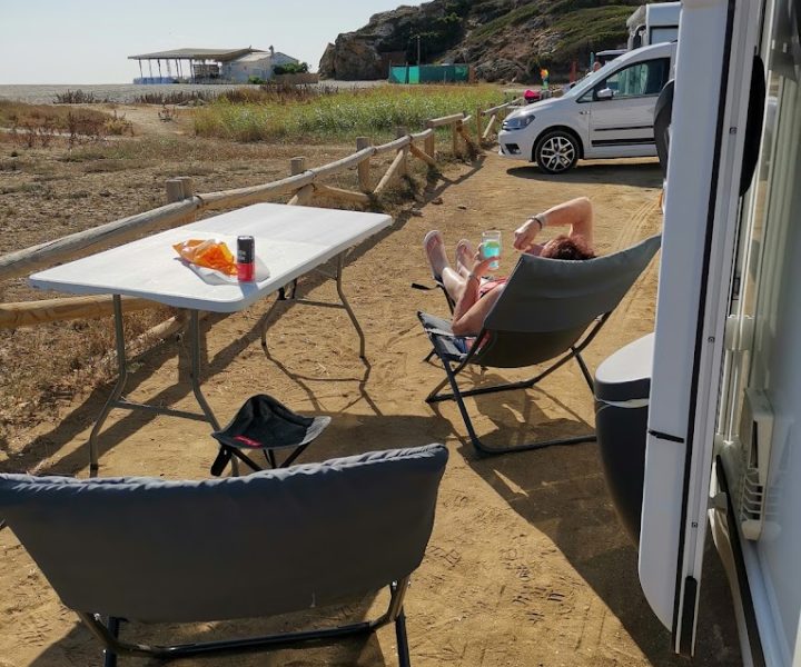 tomando el sol en la playa con la autocaravana