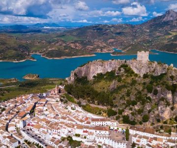 Vista panoramica de Zahara de la Sierra con su lago al fondo