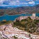 Vista panoramica de Zahara de la Sierra con su lago al fondo