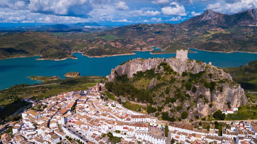 Vista panoramica de Zahara de la Sierra con su lago al fondo