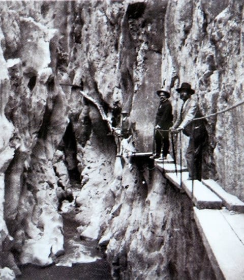 Primeras pasarelas de la construcción del Caminito del Rey